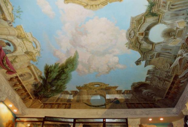 Натяжной потолок в стиле барокко с картинным сюжетом