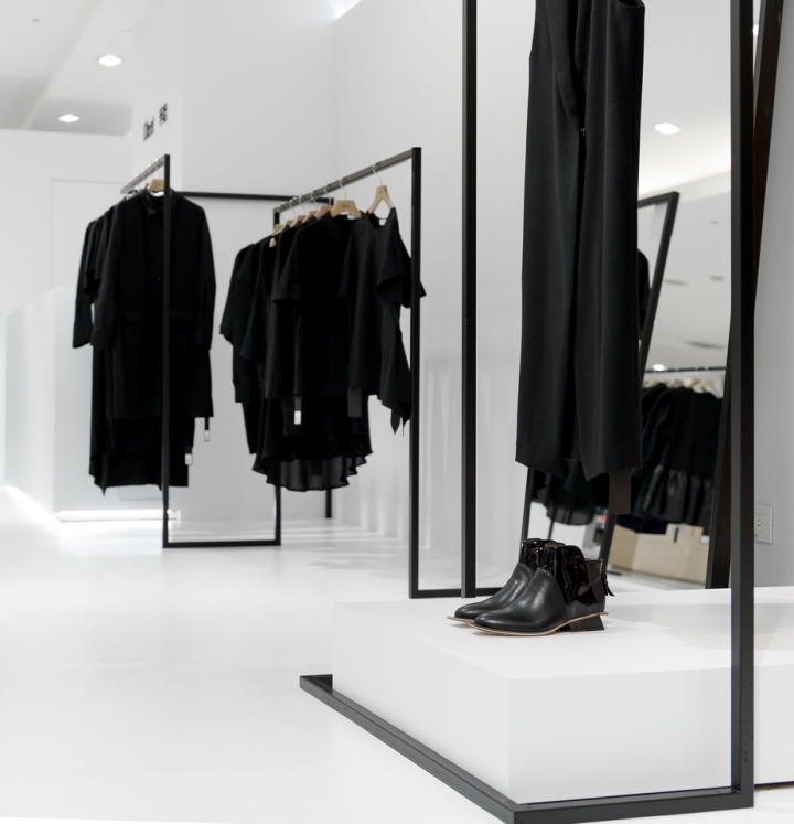 Интерьер магазина одежды в чёрном цвете