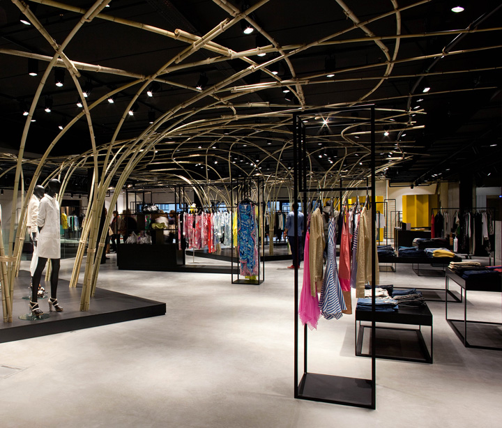 Красивый дизайн интерьера крупного магазина одежды Smets Premium в Брюсселе