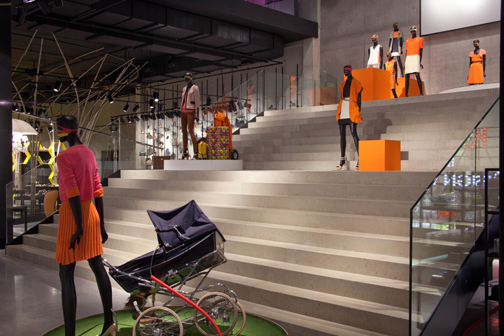 Яркий дизайн интерьера крупного магазина одежды Smets Premium в Брюсселе