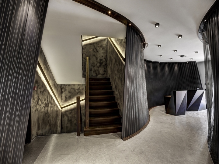 Дизайн шоурума - лестница и изогнутый коридор