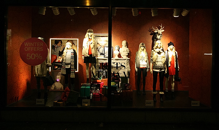 Зимнее оформление витрины магазина H&M в Лондоне