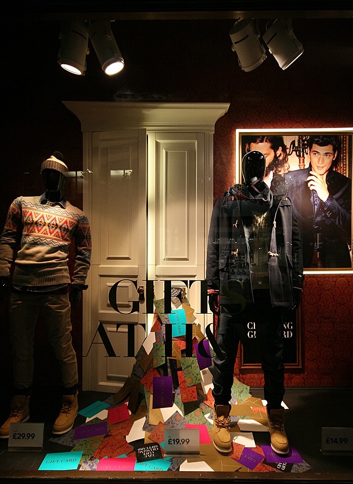 Зимнее оформление витрины магазина H&M в Лондоне