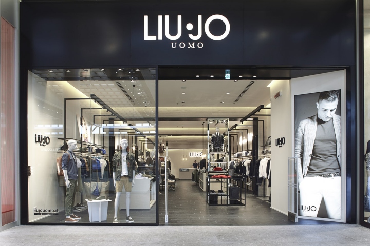 Экстерьер магазина одежды Liu Jo