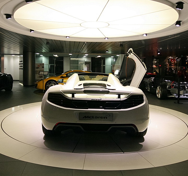 Салон автомобилей McLaren в Лондоне