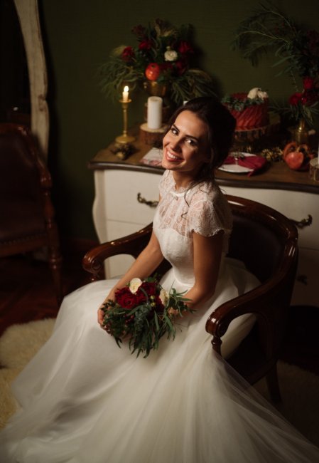 Невеста на фотосессии в студии с красивым интерьером