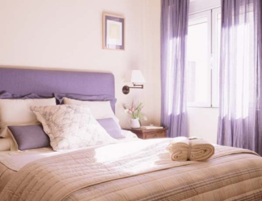 Светлая спальня с элементами пурпурного цвета