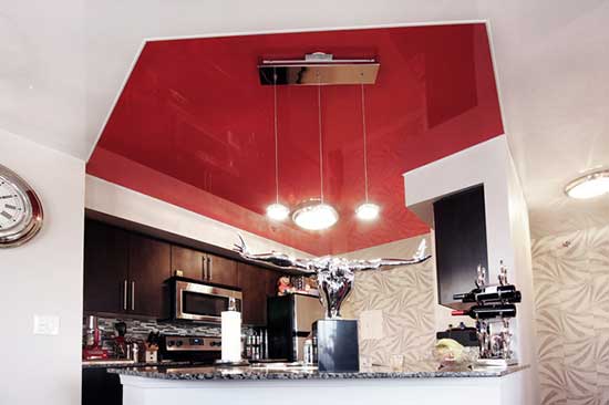 красный потолок на кухне