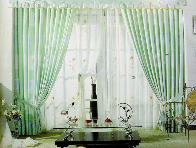 Короткие занавески в гостиную в современном стиле