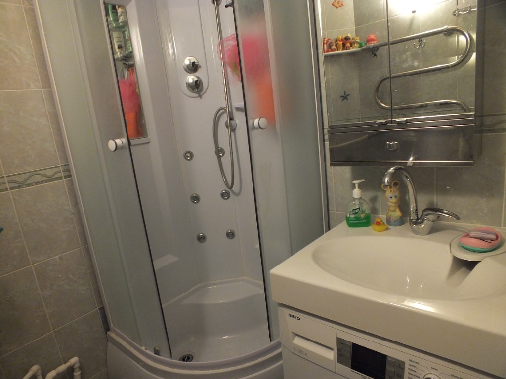 зеркальный шкафчик над раковиной в небольшой ванной