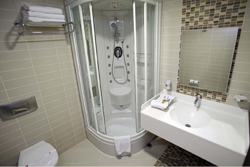Современная ванная комната с душевой кабинкой вместо ванны