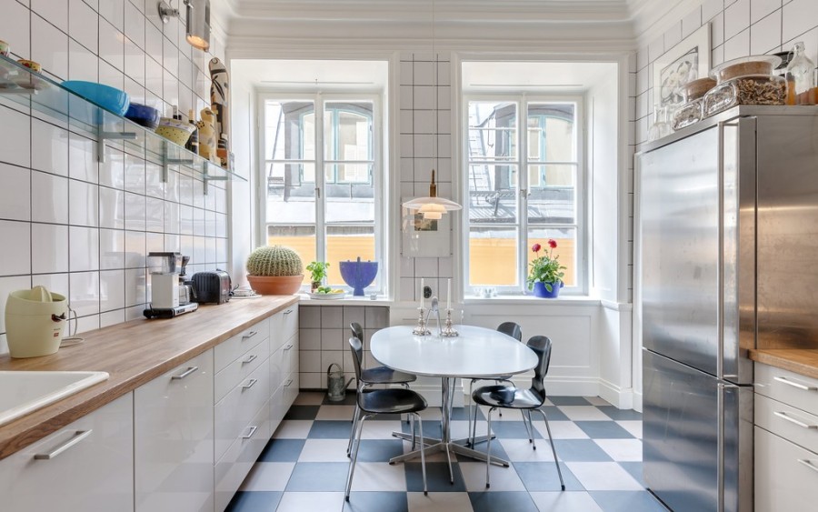 Окна без штор в скандинавской кухне
