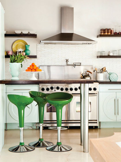 кухня в стиле кафе с зелеными стульями