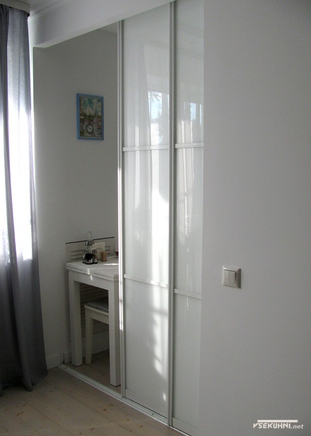 Дверь на кухню белого цвета 6 кв м - фото