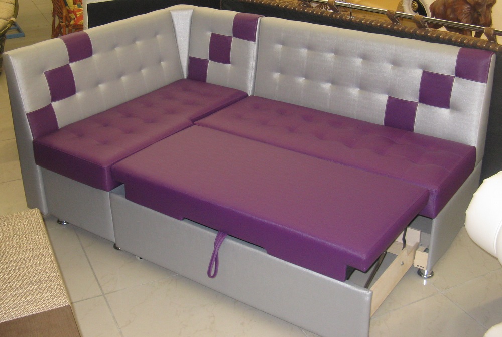 фиолетовый диван со спальным местом для кухни