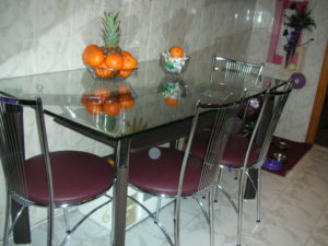 Стеклянный кухонный стол в интерьере