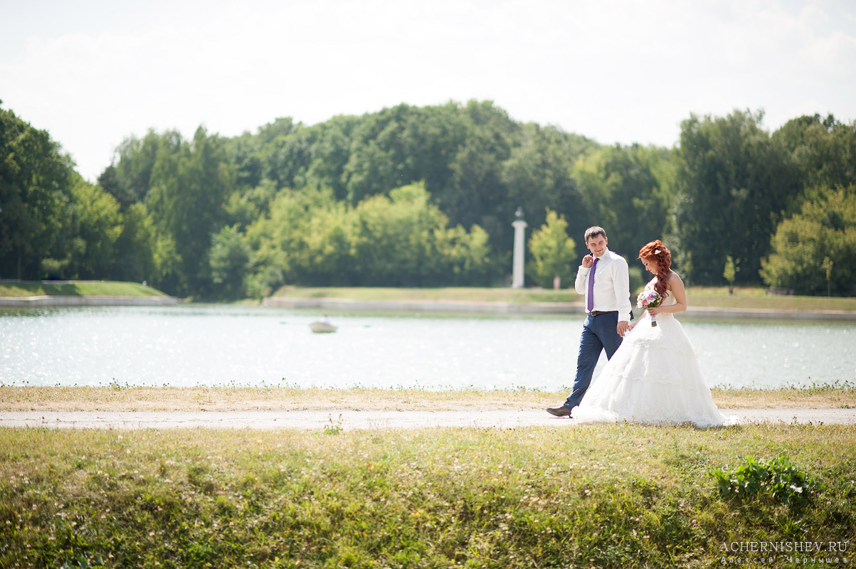 прогулка жениха и невесты на фоне пруда