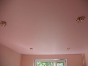 Натяжной потолок окрашенный в матовый цвет для спальни