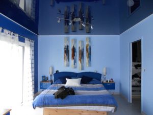 Фото синих натяжных потолков для спальни