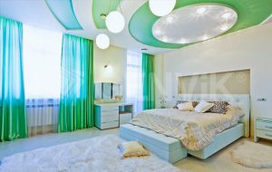 Потолок натяжной сатиновый бирюзового цвета для спальни