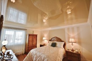 Фото спальни с глянцевым натяжным потолком