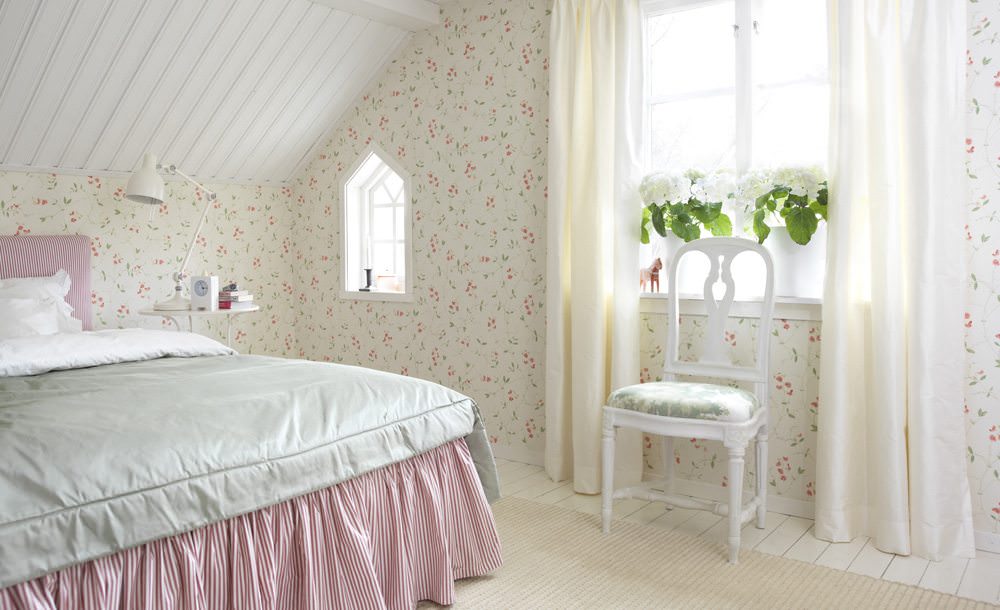 Спальня с белыми обоями в мелкий цветочек
