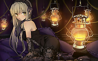 Девочка в черном платье в окружении масляных ламп . (Код изображения: 23042)