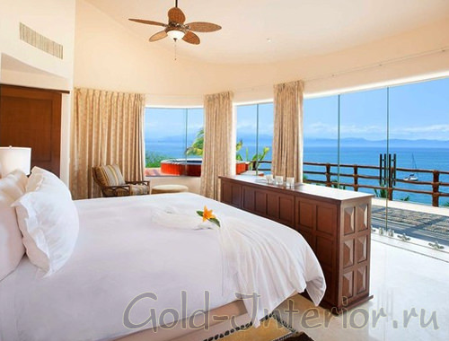 Бежевая спальня с роскошным видом на голубое море