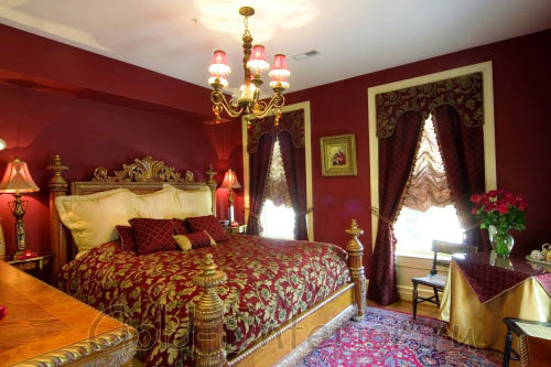 Бургунди и золотой цвет в спальной комнате стиля барокко