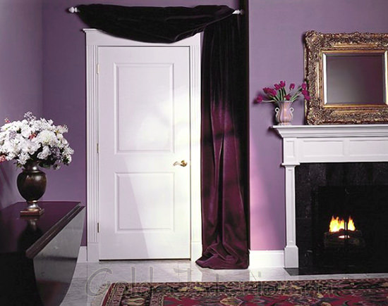 Фиолетовые стены и белая дверь