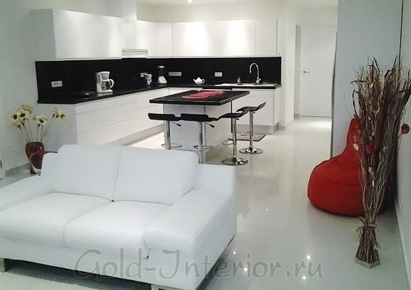 Белый интерьер кухни, совмещённой с гостиной комнатой