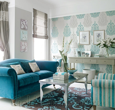 Интерьер с бирюзовым диваном и креслами в бело-голубую полоску
