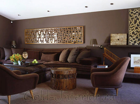 Мягкая мебель, лампы, подушки и стены оформлены оттенками цвета венге