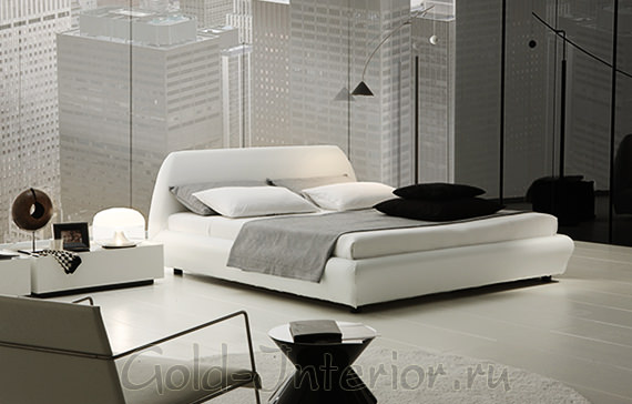 На фото современный интерьер спальни с белой мебелью
