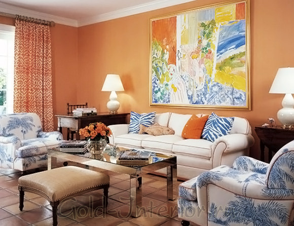Персиковый и синий цвета в оформлении гостиной