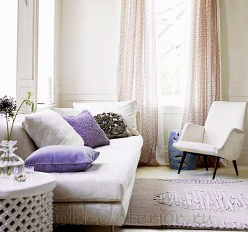 Сиреневый цвет с белыми оттенками в шведской гостиной