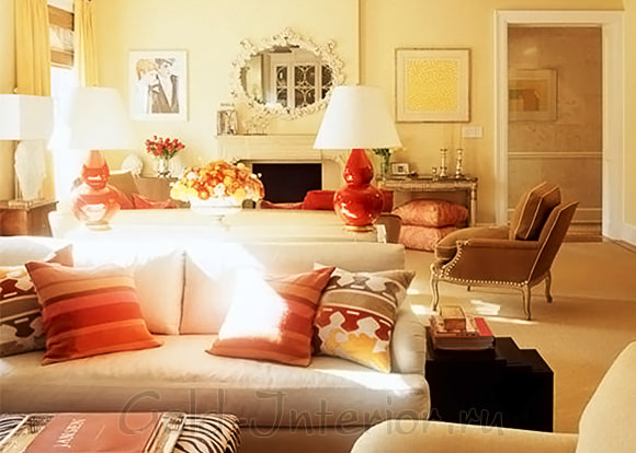 Терракотовый, льняной, сливочный и коралловый цвета в декоре гостиной