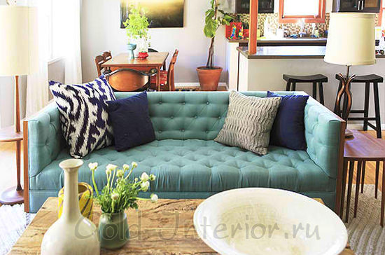 В гостиной - бирюзовый мягкий диван и тёмно-синие подушки