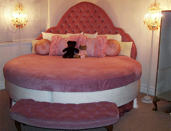 Велюровая круглая спальная кровать розового цвета