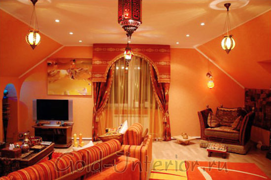 Яркий жёлто-красный арабский стиль в гостиной размером 20 кв м 