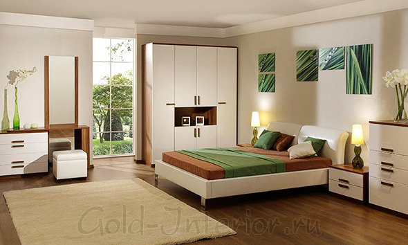 Зелёные аксессуары, дерево и белая мебель в спальне