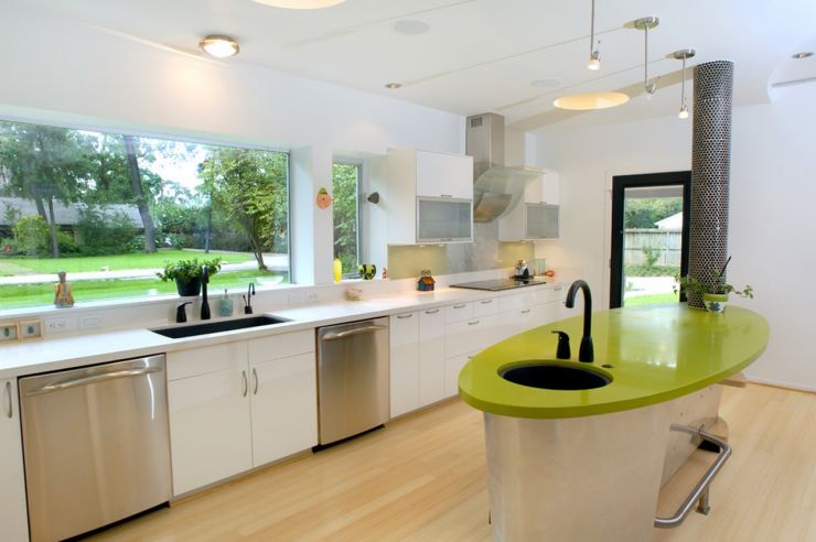 high-tech-kitchen-design-bright-colors-against-the-neutral-backdrop
