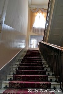 Лестница на второй этаж, в жилые комнаты. Ливадийский дворец. Крым