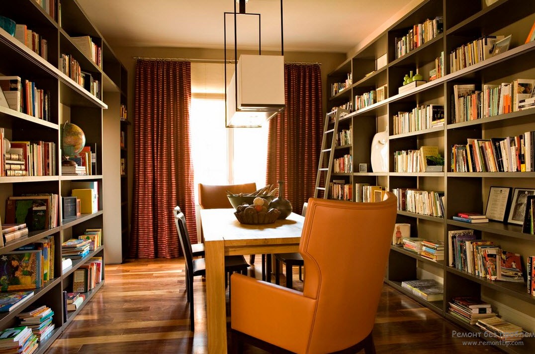 Интерьер библиотеки с книжеыми полками до потолка и лестницей, гармонирующей со стилем помещения