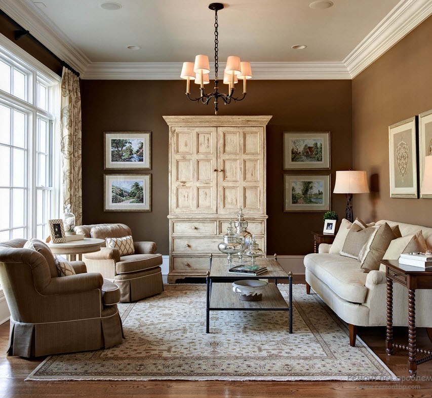 Темный фон и светлая мебель в интерьере коричневой гостиной