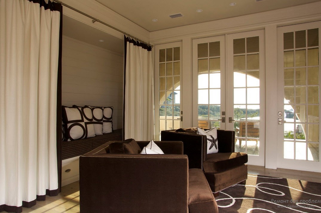 Элегатный интерьер коричневой гостиной в сочетании с пастельными оттенками