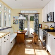 Классические шторы в интерьере кухни