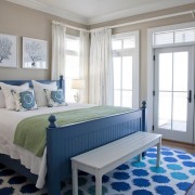 Уютный интерьер синей спальни