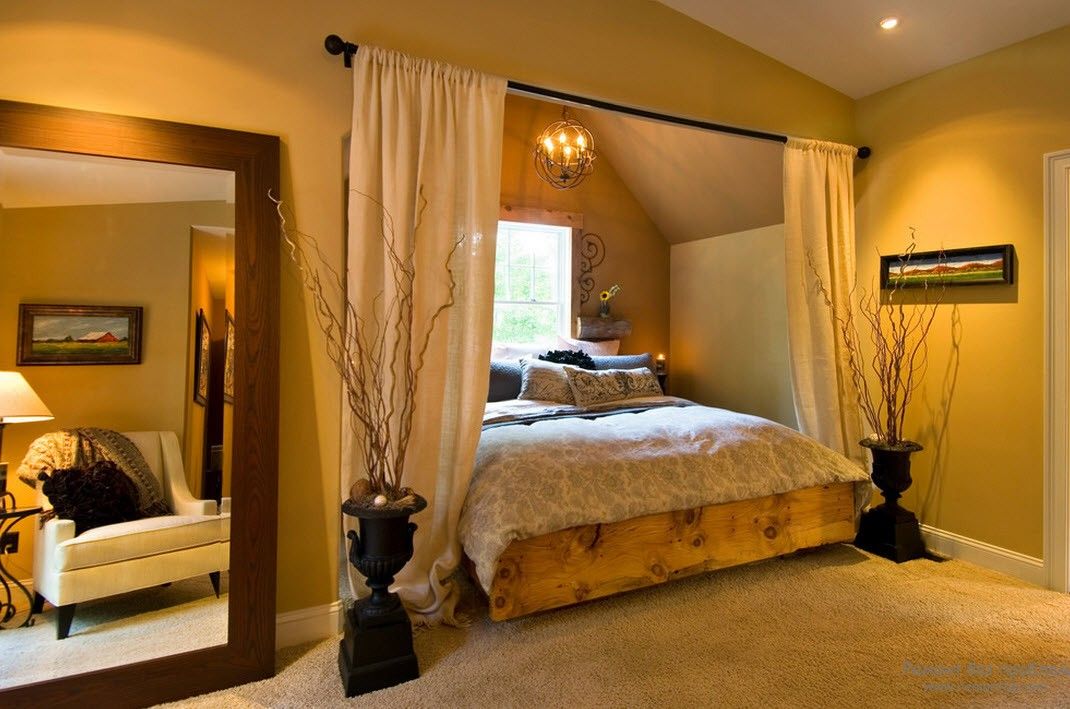 Прикроватные шторы в интерьере спальной комнаты
