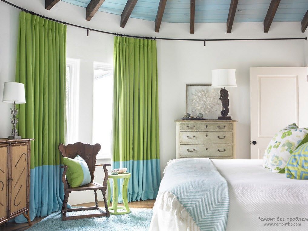 Двухцветные шторы в интерьере спальни
